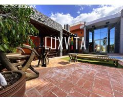 Exclusiva villa de lujo en El Madroñal – Tu oasis privado en Tenerife Sur con piscina y vistas de en