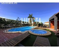 Exclusiva villa de lujo en El Madroñal – Tu oasis privado en Tenerife Sur con piscina y vistas de en