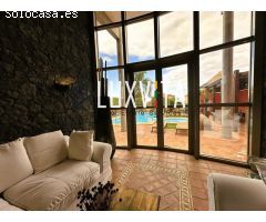 Exclusiva villa de lujo en El Madroñal – Tu oasis privado en Tenerife Sur con piscina y vistas de en