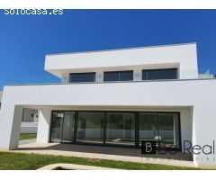 VILLAS DUQUESA GOLF & BEACH: EXCLUSIVIDAD Y LUJO A 600M DEL MAR CON VISTAS PANORÁMICAS