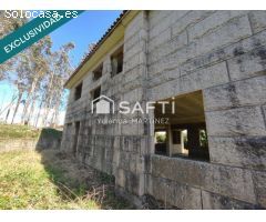 Casa de piedra sin terminar en As Travesas