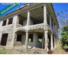Casa de piedra sin terminar en As Travesas