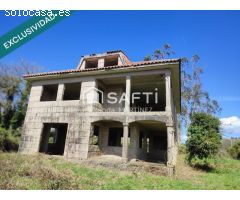 Casa de piedra sin terminar en As Travesas