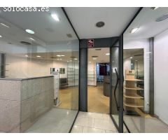 Se vende bajo comercial en Centro Comercial Área Central -Santiago de Compostela de 110m2, ubicado e