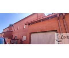 Chalet adosado con 4 dormitorios y patio en Chozas de Canales