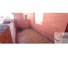 Chalet adosado con 4 dormitorios y patio en Chozas de Canales