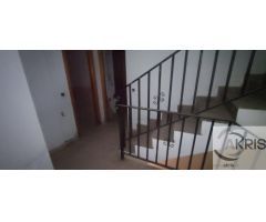 Chalet adosado con 4 dormitorios y patio en Chozas de Canales