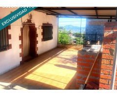 Parcela con vivienda de tes dormitorios, baño, salón, dos cocinas, cochera, tres plantas, dos sótano