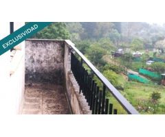 Parcela con vivienda de tes dormitorios, baño, salón, dos cocinas, cochera, tres plantas, dos sótano