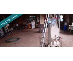 Parcela con vivienda de tes dormitorios, baño, salón, dos cocinas, cochera, tres plantas, dos sótano