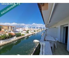 Piso con vistas al canal y piscina en Empuriabrava.