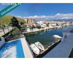 Piso con vistas al canal y piscina en Empuriabrava.
