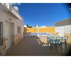 Casa reformada con estudio independiente y piscina privada.