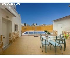 Casa reformada con estudio independiente y piscina privada.