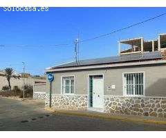 Casa reformada con estudio independiente y piscina privada.