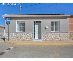 Casa reformada con estudio independiente y piscina privada.