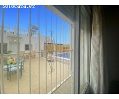 Casa reformada con estudio independiente y piscina privada.