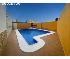 Casa reformada con estudio independiente y piscina privada.