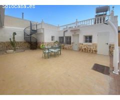 Casa reformada con estudio independiente y piscina privada.