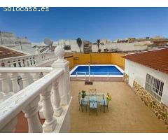 Casa reformada con estudio independiente y piscina privada.