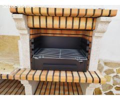 Casa reformada con estudio independiente y piscina privada.