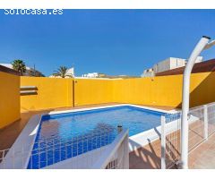 Casa reformada con estudio independiente y piscina privada.