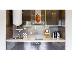 Apartamento totalmente reformado en residencia con piscina y parking Roses