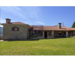 Casa señorial con piscina en Tui, a estrenar!!