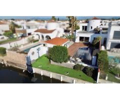 Villa con amarre, sol y estilo en Empuriabrava