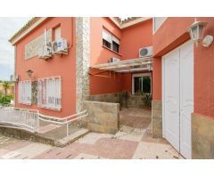 Espectacular chalet independiente en Alcalá de Guadaíra, en urbanización Las Juncosas!!!!