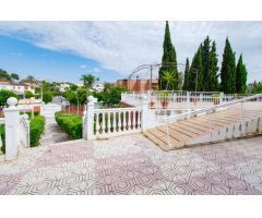 Espectacular chalet independiente en Alcalá de Guadaíra, en urbanización Las Juncosas!!!!