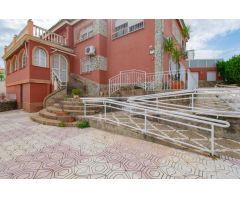 Espectacular chalet independiente en Alcalá de Guadaíra, en urbanización Las Juncosas!!!!