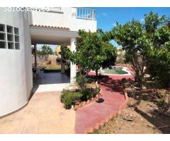 Chalet independiente con piscina privada y jardín