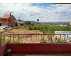 Chalet independiente con piscina privada y jardín