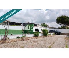 Casa esquinera en urbanización tranquila