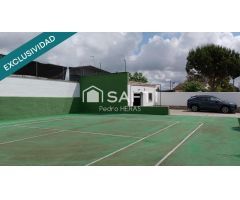 Casa esquinera en urbanización tranquila