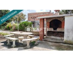Casa esquinera en urbanización tranquila