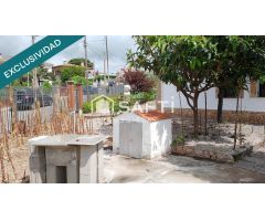 Casa esquinera en urbanización tranquila