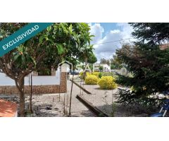 Casa esquinera en urbanización tranquila