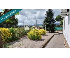 Casa esquinera en urbanización tranquila