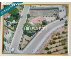 Casa esquinera en urbanización tranquila