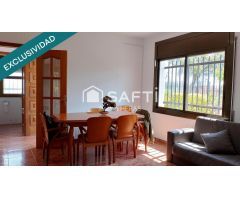 Casa esquinera en urbanización tranquila