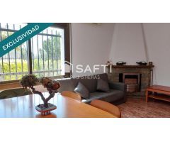 Casa esquinera en urbanización tranquila