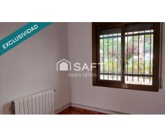 Casa esquinera en urbanización tranquila