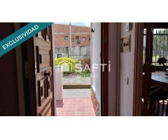 Casa esquinera en urbanización tranquila