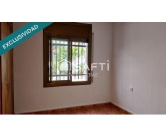 Casa esquinera en urbanización tranquila