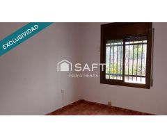 Casa esquinera en urbanización tranquila
