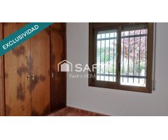 Casa esquinera en urbanización tranquila