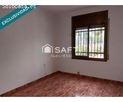 Casa esquinera en urbanización tranquila
