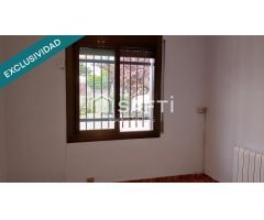 Casa esquinera en urbanización tranquila